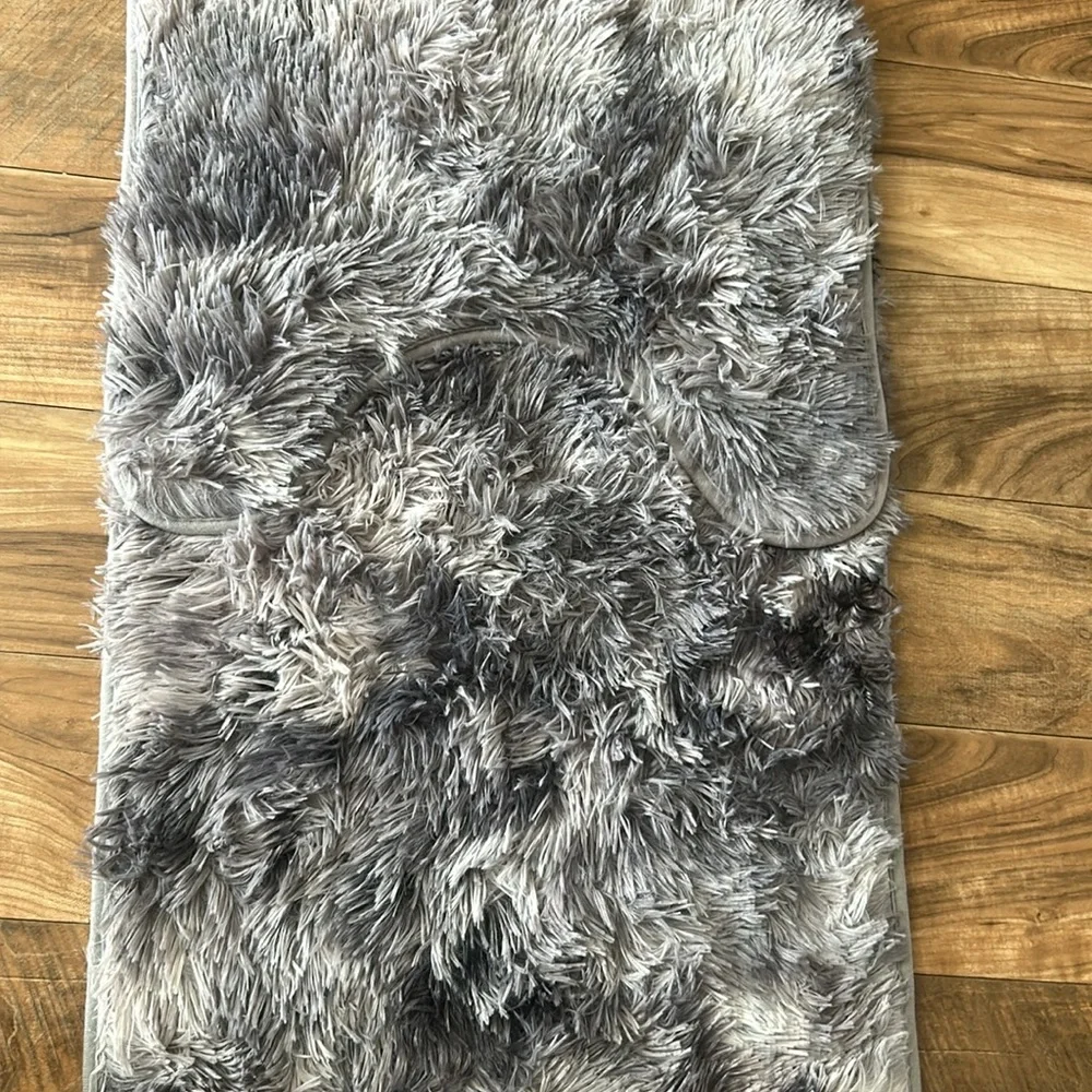 Gray Two Piece Anti-Slip Bathmat Set. NWT
